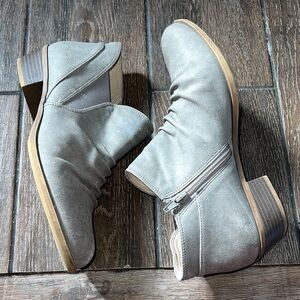 Life stride velocity memory foam-Women's Grey Suede Ankle Boots with Side Zip